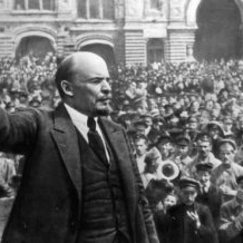lenin_speaking_in_1917-a-1